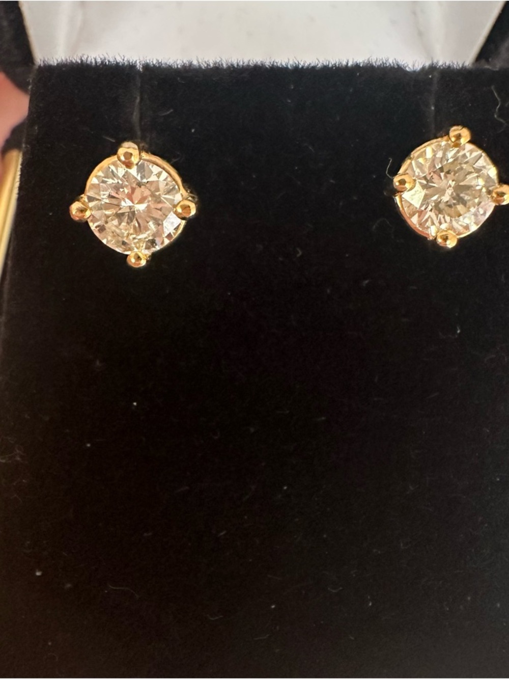 14k nwt natural diamond 1.26 cttw Stud Earrings - Classic Sparkle